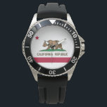 Staatsflagge in Kalifornien Armbanduhr<br><div class="desc">Dieses Design trägt die Fahne des US-Staat Kalifornien, eines der bevölkerungsreichsten und reichsten Staaten des Landes. Es wird oft als Bärenflagge bezeichnet und basiert auf einer Flagge, die 1846 während des Bärenflaggenaufstandes erstmals geflogen wurde. Es enthält einen roten Single, einen roten Streifen unten und einen kalifornischen Grizzlybär; es trägt auch...</div>