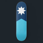 Staatsflagge von Minnesota Skateboard<br><div class="desc">Zeigen Sie Ihren Staatsstolz mit der neuen Minnesota State Flag! Das Design ist mit einem achteckigen Nordstern und der Form des Staat von Minnesota ausgestattet. Die blauen Farben symbolisieren Minnesotas 10.000 Seen und Flüsse.</div>