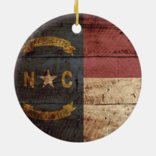 Staatsflagge von North Carolina auf Altholzkörner Keramikornament