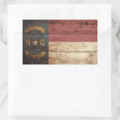 Staatsflagge von North Carolina auf Altholzkörnern Rechteckiger Aufkleber (Tasche)