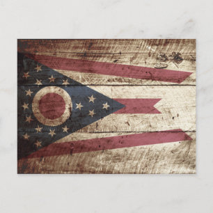 Staatsflagge von Ohio auf Altholzkörnern Postkarte