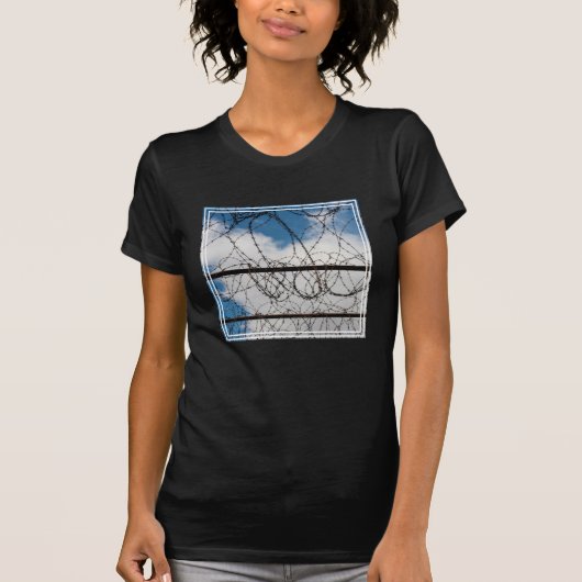 Stacheldraht T-Shirt (Vorderseite)