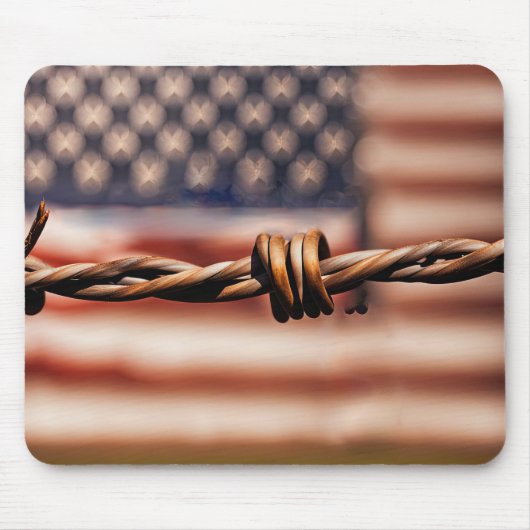 Stacheldraht über amerikanischer Flagge Mousepad (Vorne)