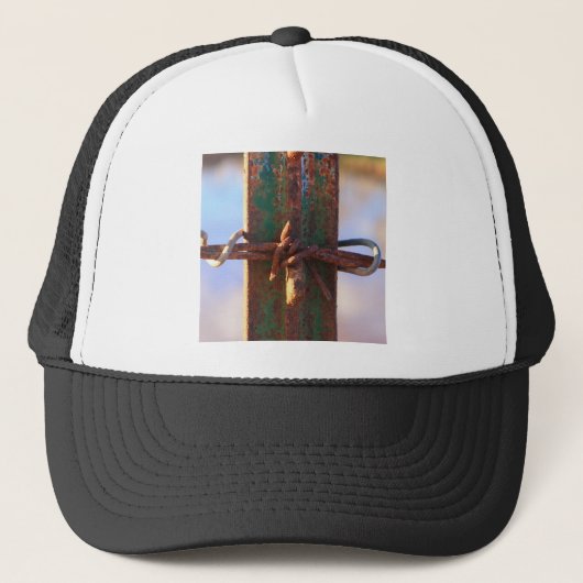 Stacheldraht und Rostkreuz Truckerkappe (Vorderseite)