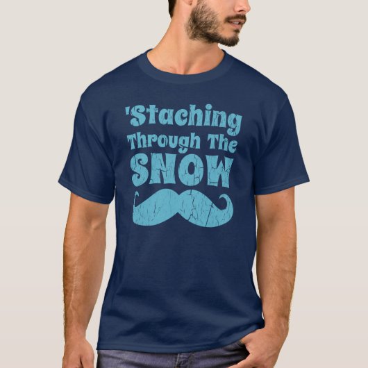 Staching durch das Schnee-lustige T-Shirt (Vorderseite)