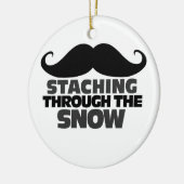 Staching durch den Schnee Keramik Ornament (Links)