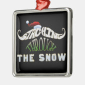 Staching durch den Schnee Silbernes Ornament (Links)