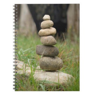 Stack der ausgeglichenen Steine Notizblock
