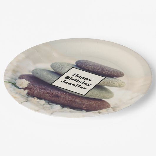 Stacks Meditative Cairn Geburtstag Pappteller (Schrägansicht)