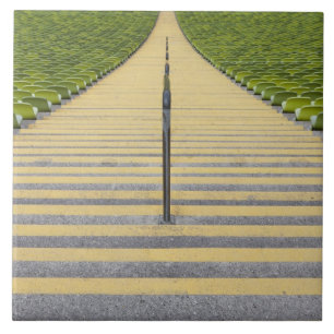 Stadionstreppenhaus zwischen Reihen der grünen Fliese