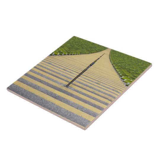 Stadionstreppenhaus zwischen Reihen der grünen Fliese (Seite)