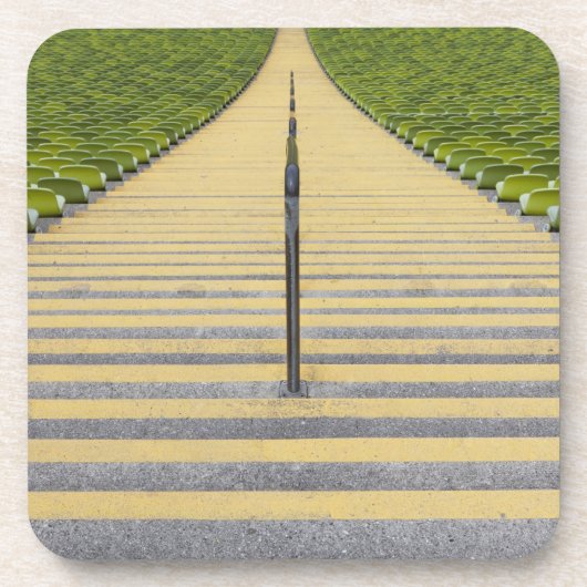 Stadionstreppenhaus zwischen Reihen der grünen Getränkeuntersetzer (Vorderseite)