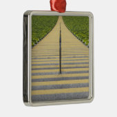 Stadionstreppenhaus zwischen Reihen der grünen Ornament Aus Metall (Rechts)