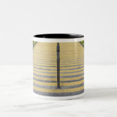 Stadionstreppenhaus zwischen Reihen der grünen Zweifarbige Tasse (Mittel)