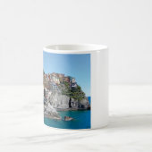 Stadt auf einer Klippe Kaffeetasse (Mittel)