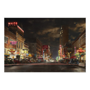Stadt - Dallas TX - Elm Straße in der Nacht 1941 Poster