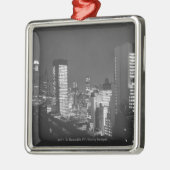 Stadt-Gebäude nachts B&W, erhöhte Ansicht Ornament Aus Metall (Links)