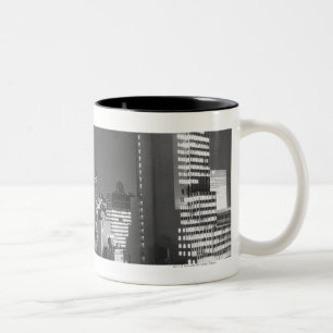 Stadt-Gebäude nachts B&W, erhöhte Ansicht Zweifarbige Tasse
