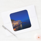 Stadt Manarola im Cinque Terre im Abend Quadratischer Aufkleber (Umschlag)