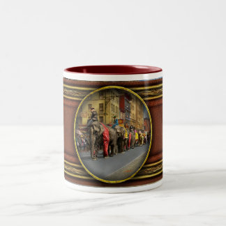 Stadt - NY - Der Zirkus kommt 1920 in die Stadt Zweifarbige Tasse