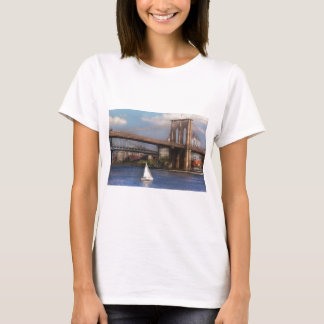 Stadt - NY - Segeln unter der Brooklyn Bridge T-Shirt