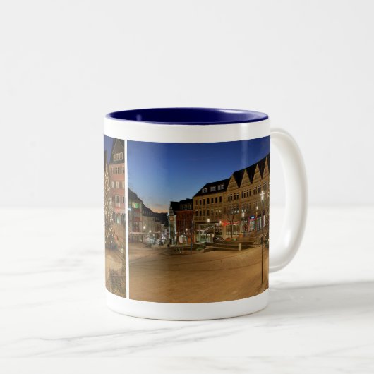 Stadt Siegen Marktplatz zur blauen Stunde Zweifarbige Tasse (VorderseiteRechts)