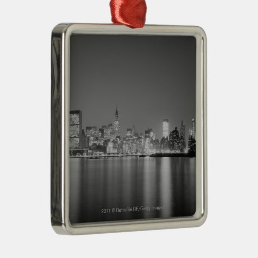 Stadt-Skyline nachts Silbernes Ornament (Rechts)