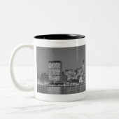 Stadt-Skyline nachts Zweifarbige Tasse (Links)