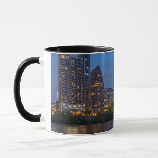 Stadt-Skyline reflektieren sich in Dame Bird Lake Tasse (Links)