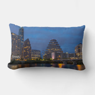 Stadt-Skyline spiegelt sich in Lady Bird Lake Lendenkissen