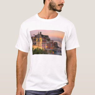Stadt Vernazza am Hang am Abend, Cinque T-Shirt