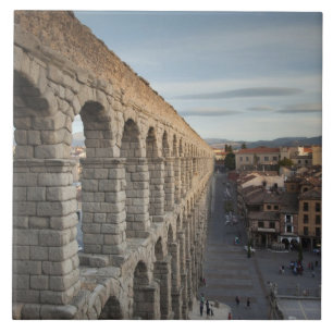 Stadtansicht über Plaza Azoguejo und El Acueducto Fliese