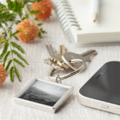 Stadtbild an erhöhter Ansicht des Hafens B&W Schlüsselanhänger (Seite)