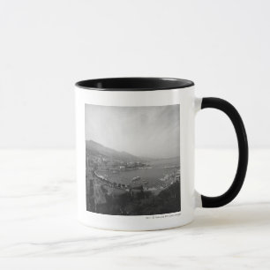Stadtbild an erhöhter Ansicht des Hafens B&W Tasse