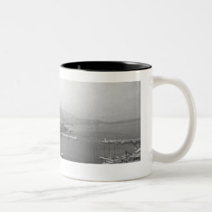 Stadtbild an erhöhter Ansicht des Hafens B&W Zweifarbige Tasse