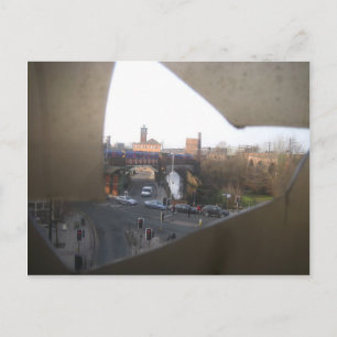 Stadtbild durch gecracktes Panel Postkarte