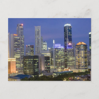 Stadtbild Singapurs bei Dämmerung Postkarte
