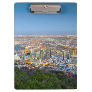 Stadtbild vom Gipfel des Signal Hill bei Dämmerung Klemmbrett