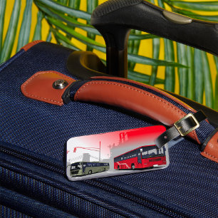 Stadtbusse Rote grüne Busse in der Stadtstraße Gepäckanhänger