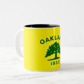 Stadtflagge von Oakland Zweifarbige Tasse (Vorderseite Links)