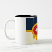Stadtflagge von Tulsa Zweifarbige Tasse (Links)
