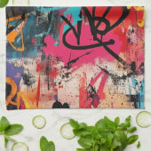 Städtische Graffiti-Collage mit kräftigen Farben F Geschirrtuch (Gefaltet)