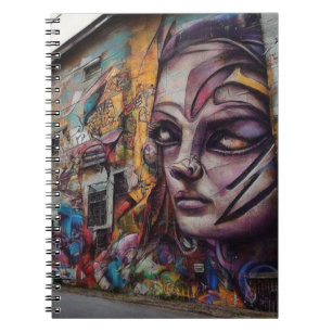 Städtische Kunst auf einem verlassenen Gebäude Notizblock