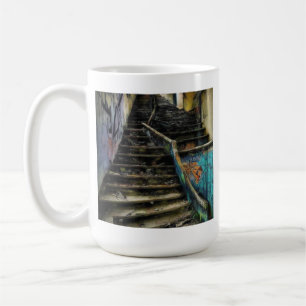 Städtische Kunst auf Treppe Verlassenes Gebäude Kaffeetasse