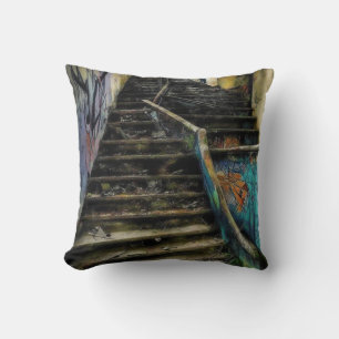 Städtische Kunst auf Treppen Verlassenes Gebäude Kissen