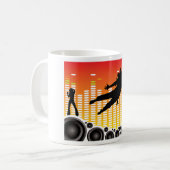 Städtische Tanzparty-Silhouette mit Lautsprechern Kaffeetasse (Vorderseite Links)