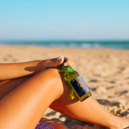 Städtischer Bär trinken ein Bier im Detail Bierflaschenetikett