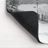 Städtischer Park mit ruhigem See Mousepad (Ecke)