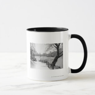 Städtischer Park mit ruhigem See Tasse