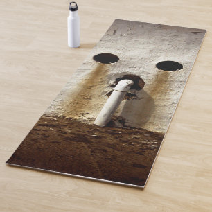 Städtisches Foto einer freiliegenden Wasserleitung Yogamatte
